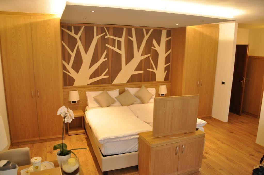 Hotel Corona ปินโซโล ภายนอก รูปภาพ